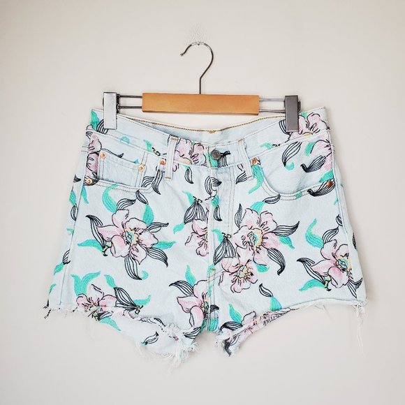 UNIQUE! LEVI'S 501 Embroidered Button Fly Cut-off Floral Denim Shorts - Picture 3 of 15